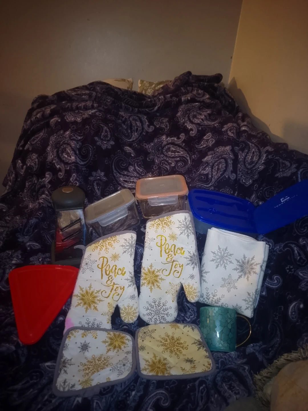 Holiday Kitchen Bundle: Oven Mitts, Pot Holders, Mug & More