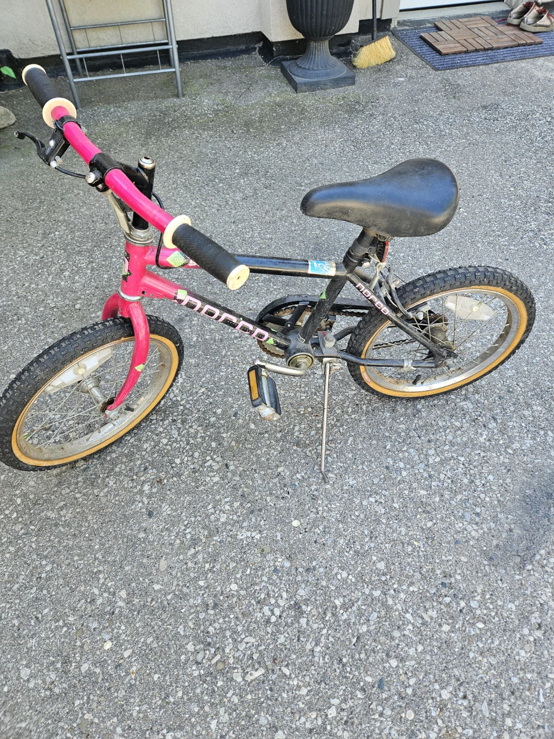 Mongoose Kids BMX Bike - Pink/Black - photo 2