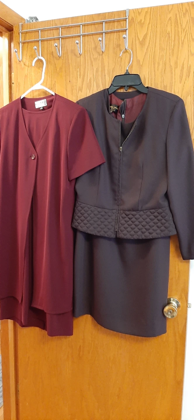Many Women's pant and skirt Suits.sz 8 & 10 - photo 2