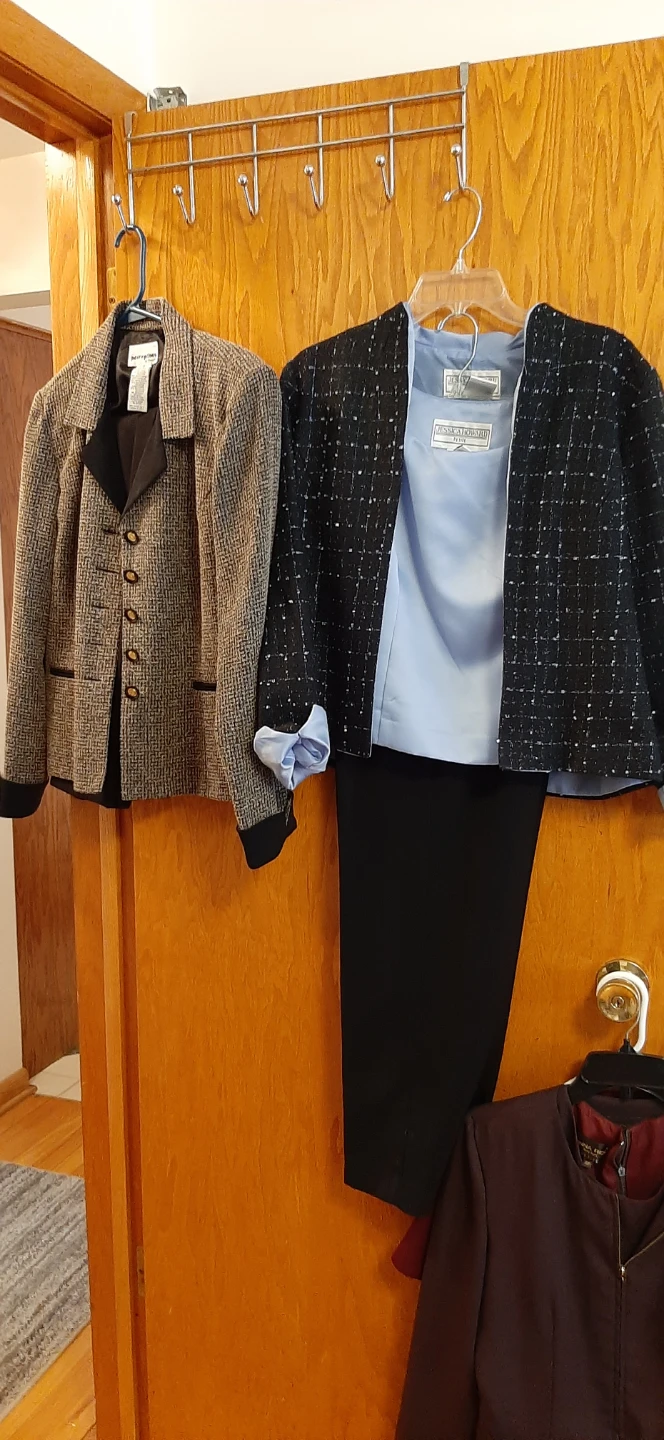 Many Women's pant and skirt Suits.sz 8 & 10 - photo 3
