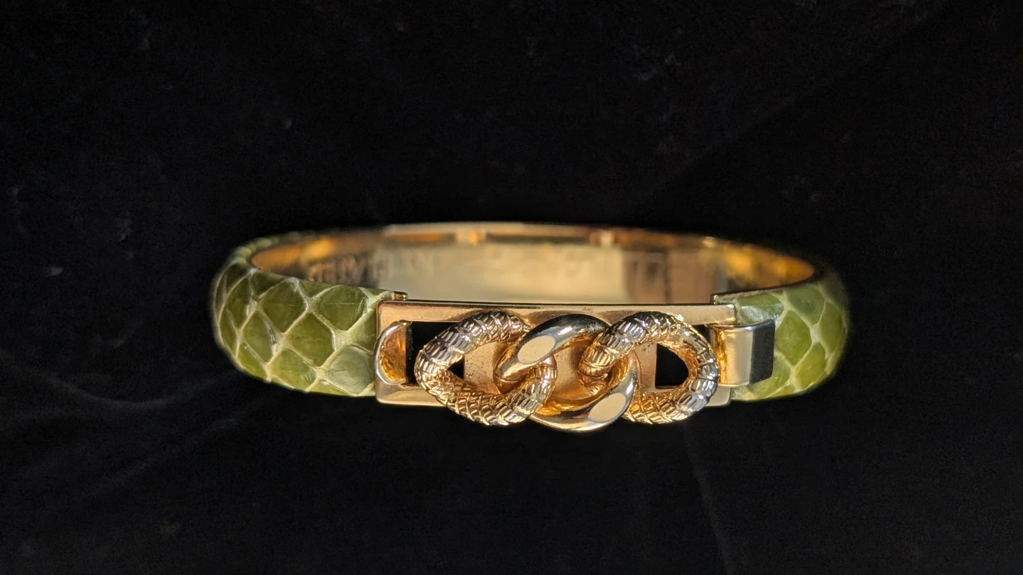 Vitta Minelli Green Snake  Bangle Bracelet with Gold Tone Clasp - photo 3