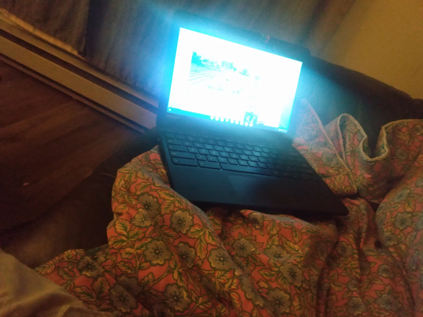 Lenovo Chromebook Laptop - photo 2