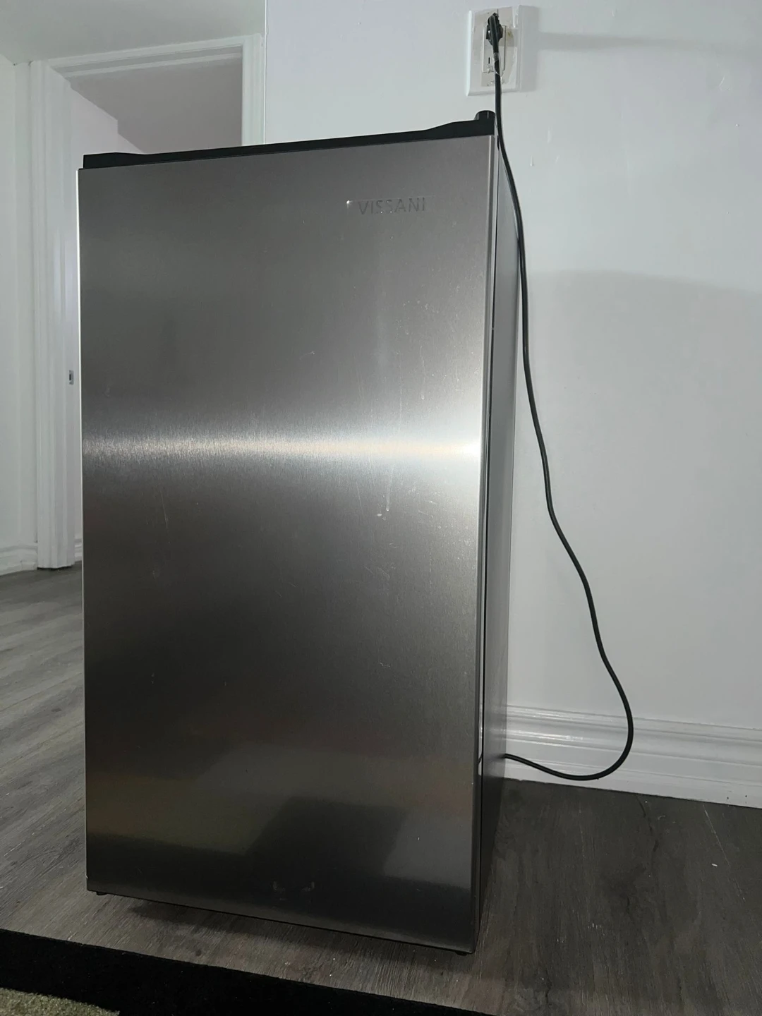 VISSANI Compact Refrigerator