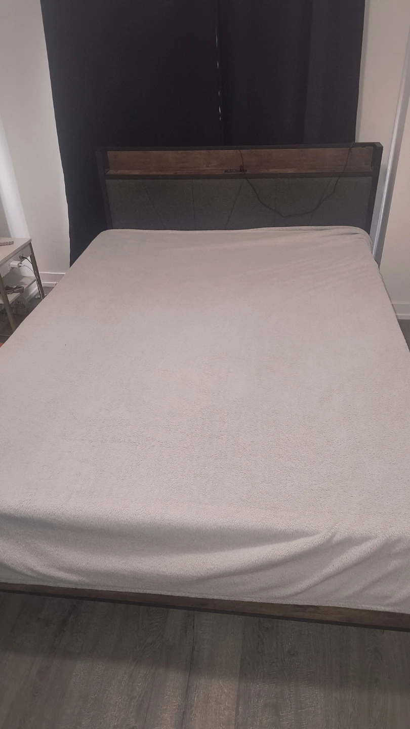 Queen Size Mattress for Sale – Move Out Sale!