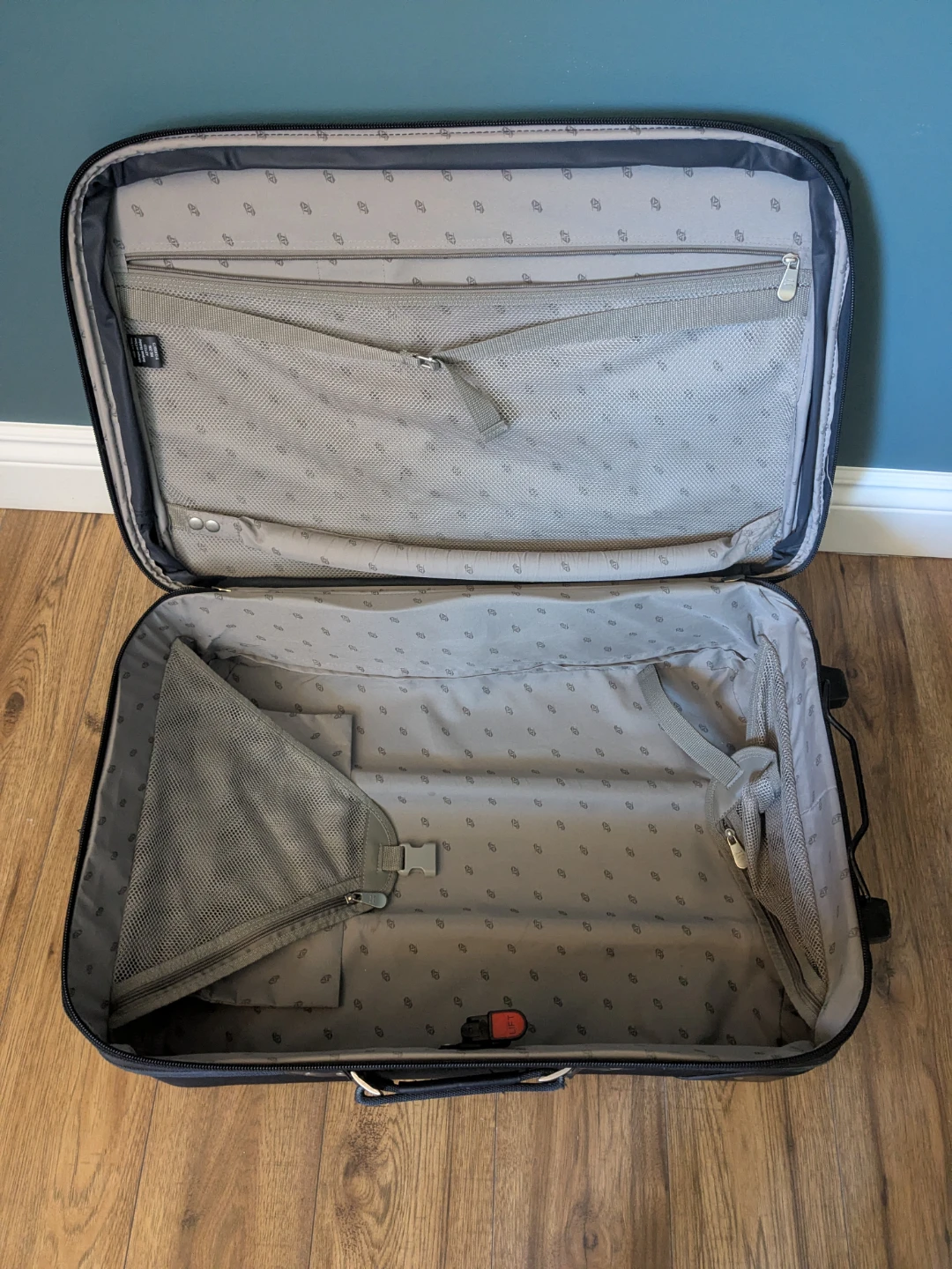 Two large suitcases - photo 2
