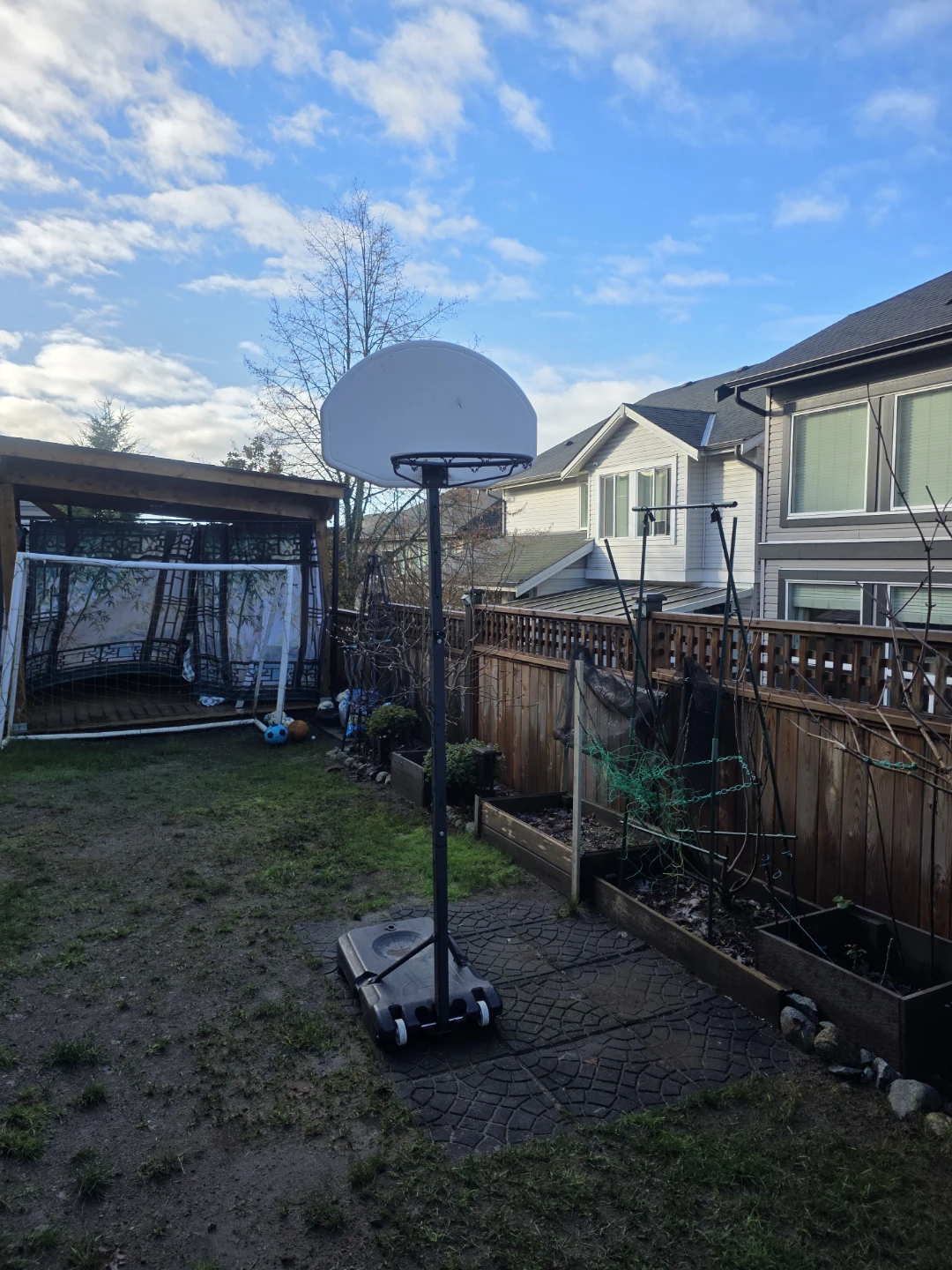 Adjustable height basketball hoop