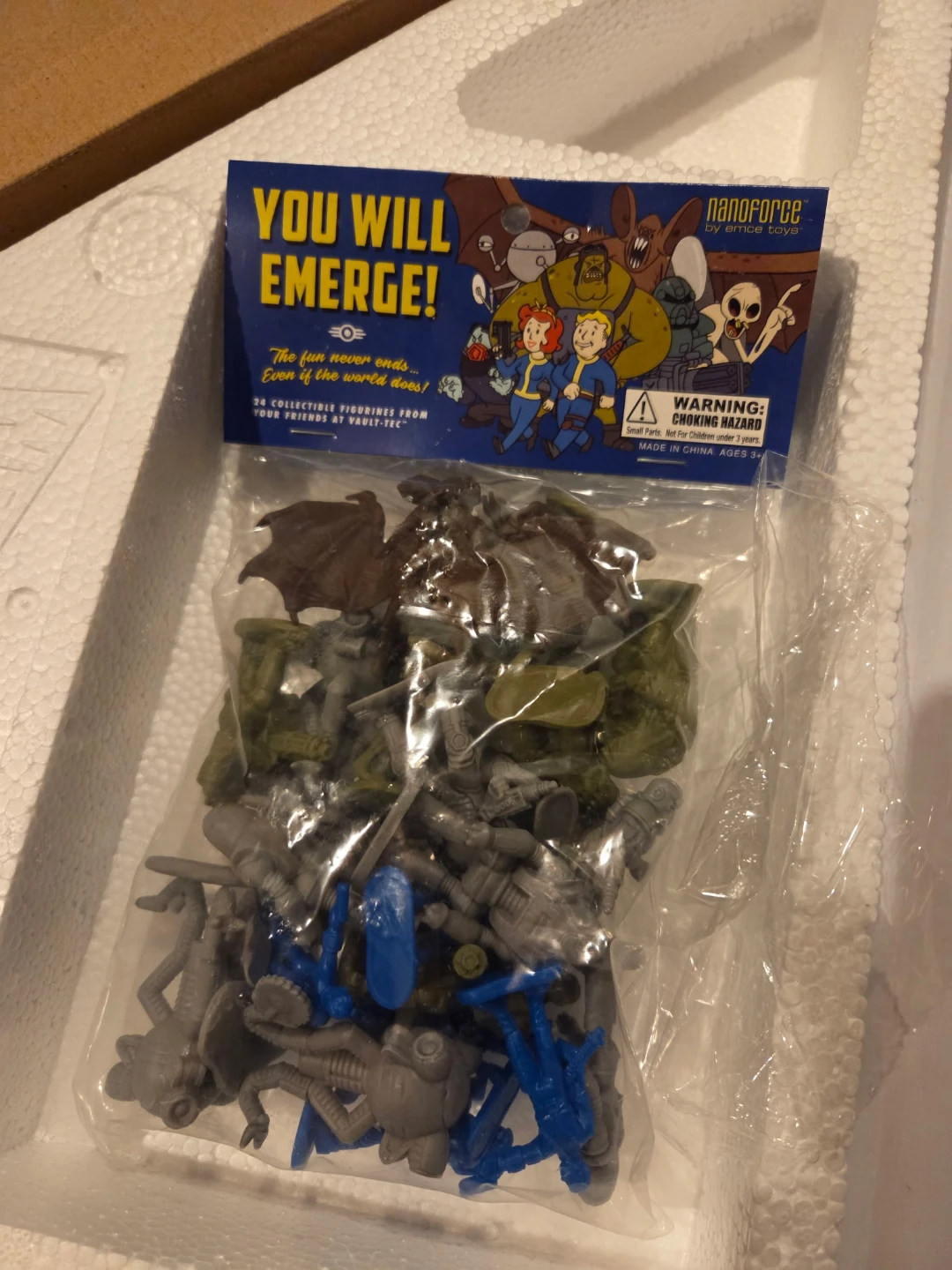 Fallout 76 Tricentennial Edition Power Armor Helmet & Figures - photo 3