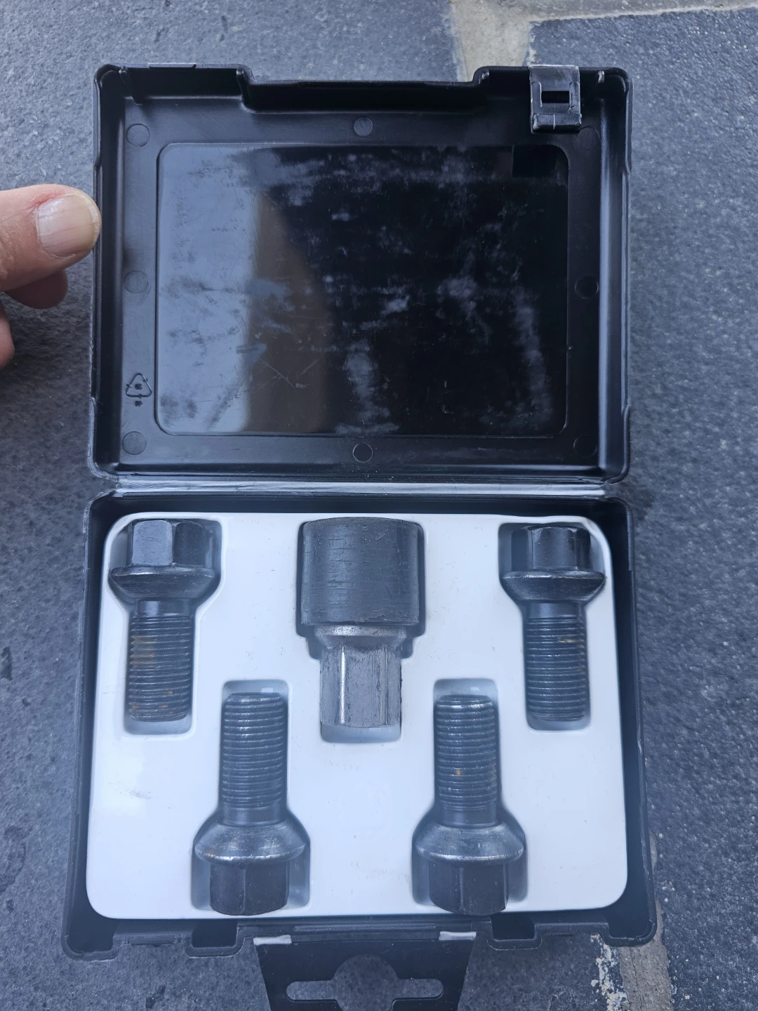 Mercedes-Benz Wheel Lock Lug Bolt Set with Key - photo 2
