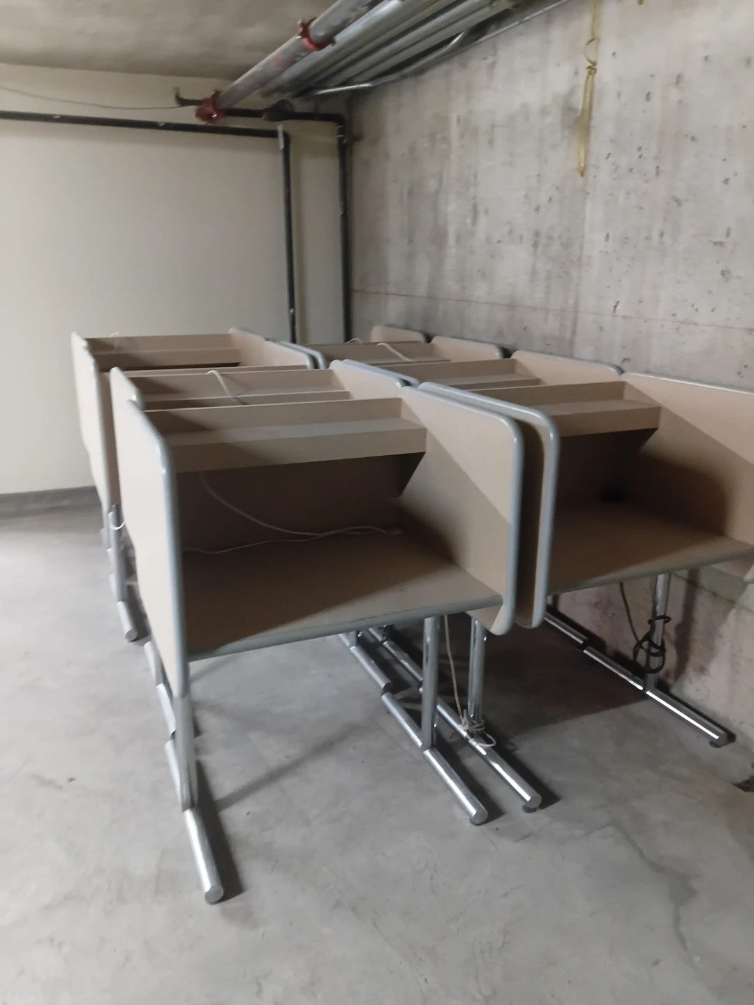 8 Cube desks