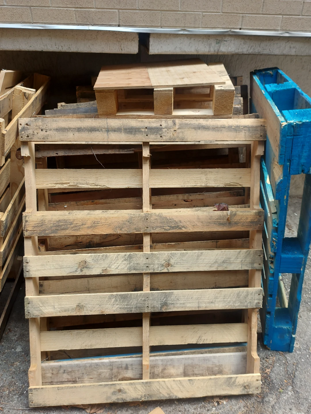 FREE Wooden Pallets - photo 2