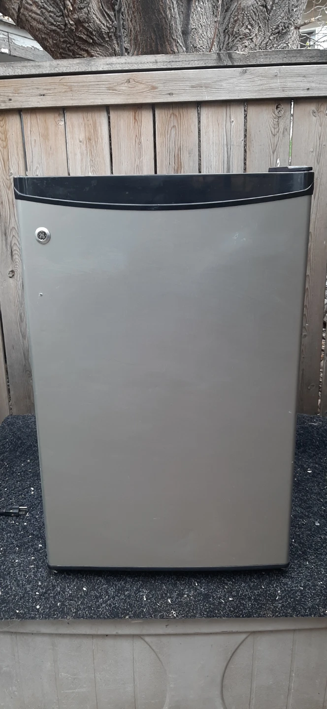 GE Compact Mini Fridge READ DESCRIPTION ON SIZE