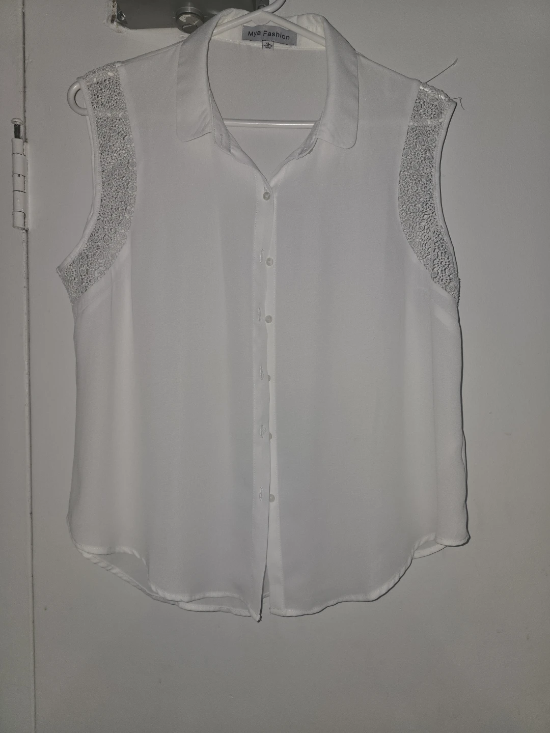 Mya Fashion sleeveless white blouse with lace detail