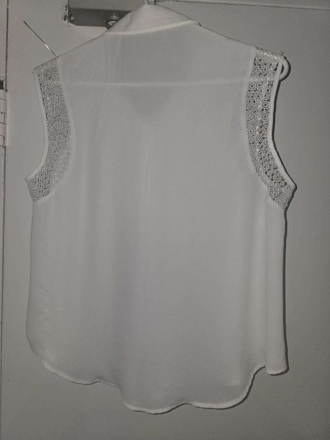 Mya Fashion sleeveless white blouse with lace detail - photo 2