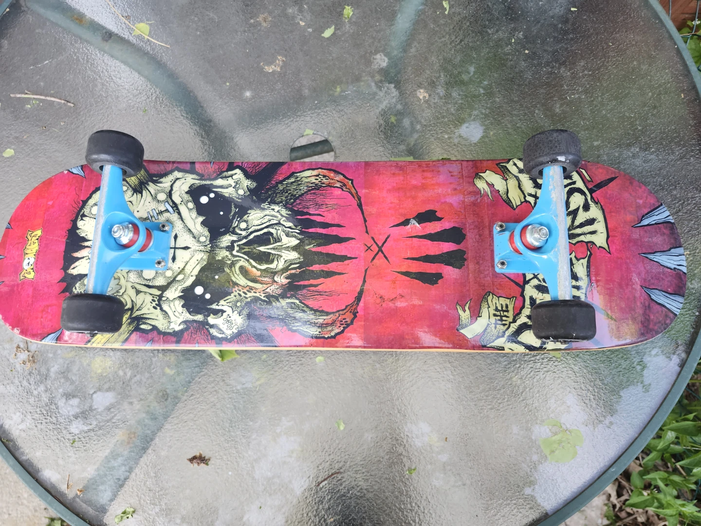 Skateboard 32 in long, 8.5 wide, 8.125 in track Great Design