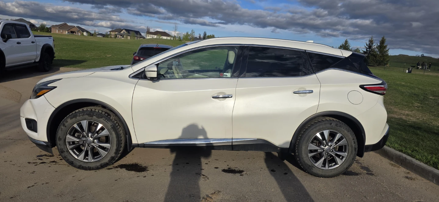 White Nissan Murano SUV