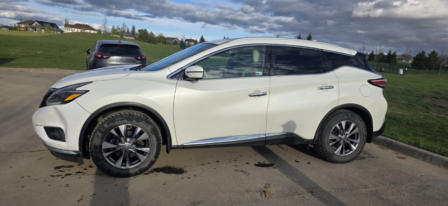 White Nissan Murano SUV - photo 2