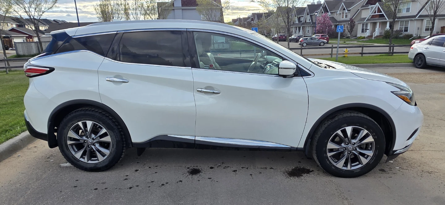 White Nissan Murano SUV - photo 3