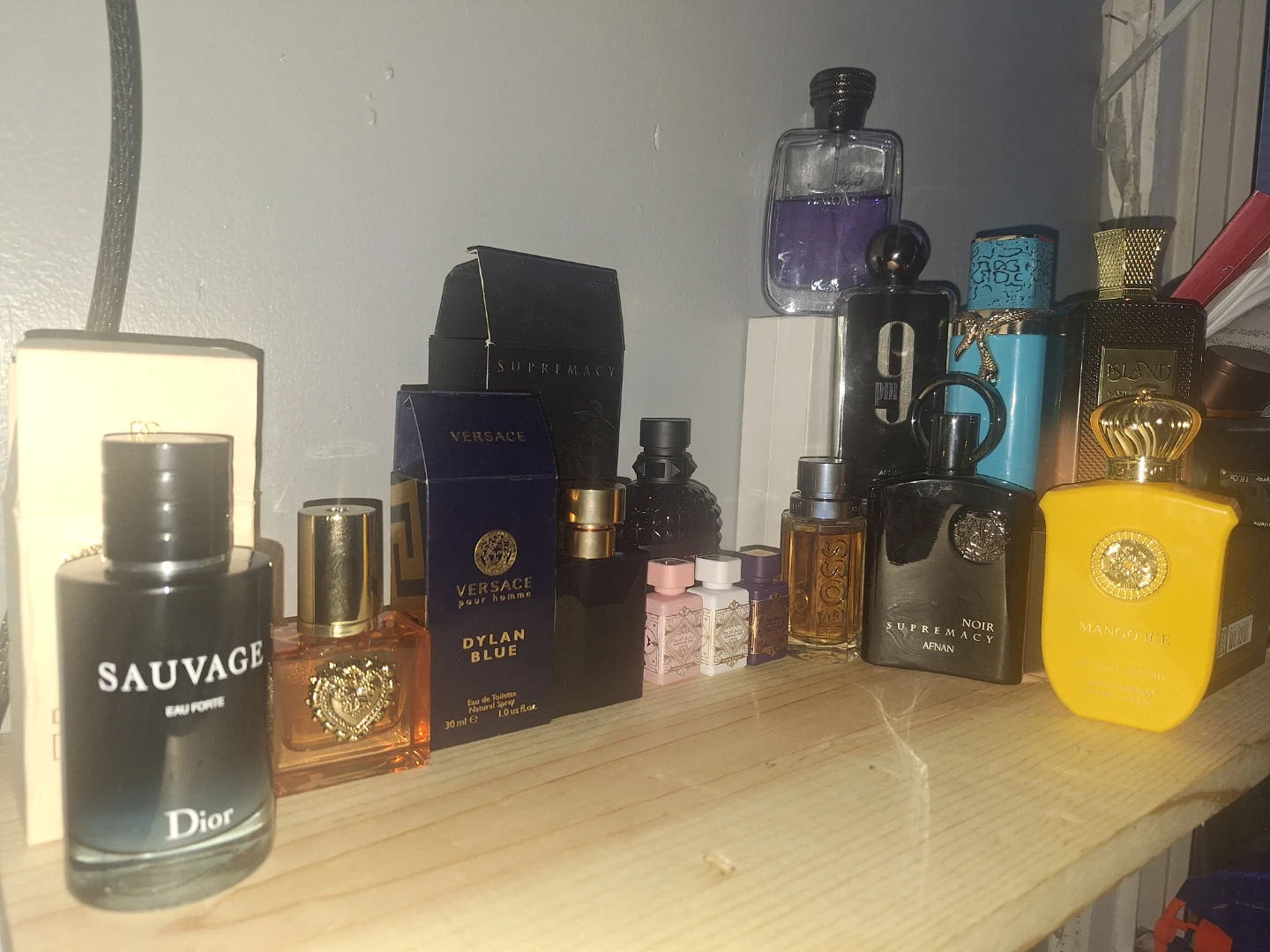 Selling Colognes/Fragrances ( Read description)