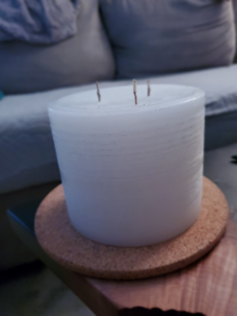 Large 3- Wick candle. Unscented. Nice design. 🕯