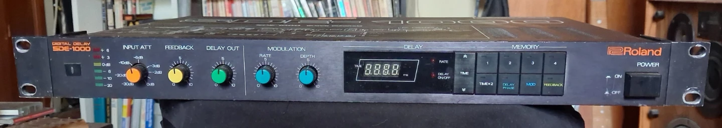 Roland SDE-1000 Digital Delay Effects Unit