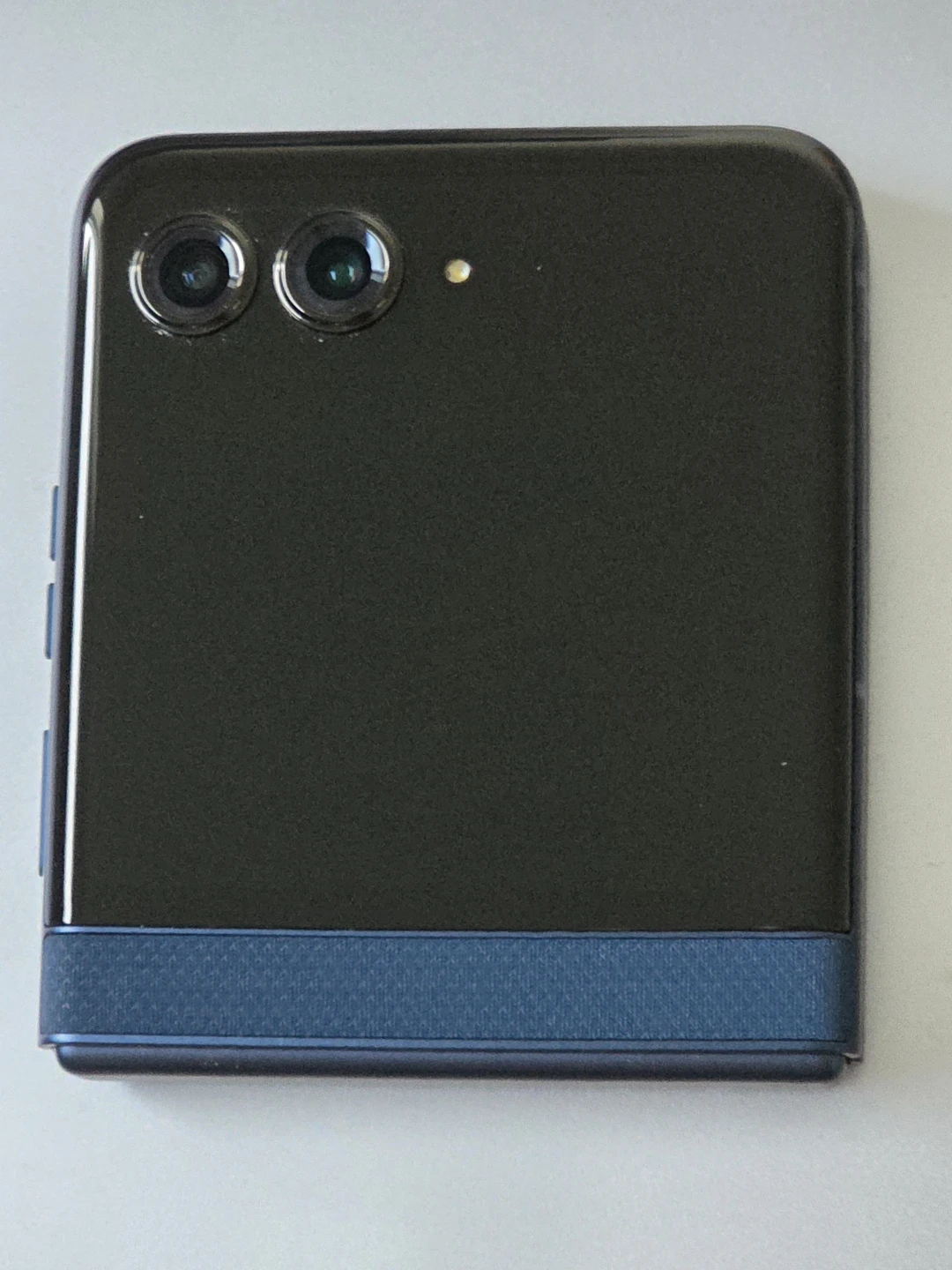 Motorola Razr 2025 foldable – dark blue, like‑new - photo 4