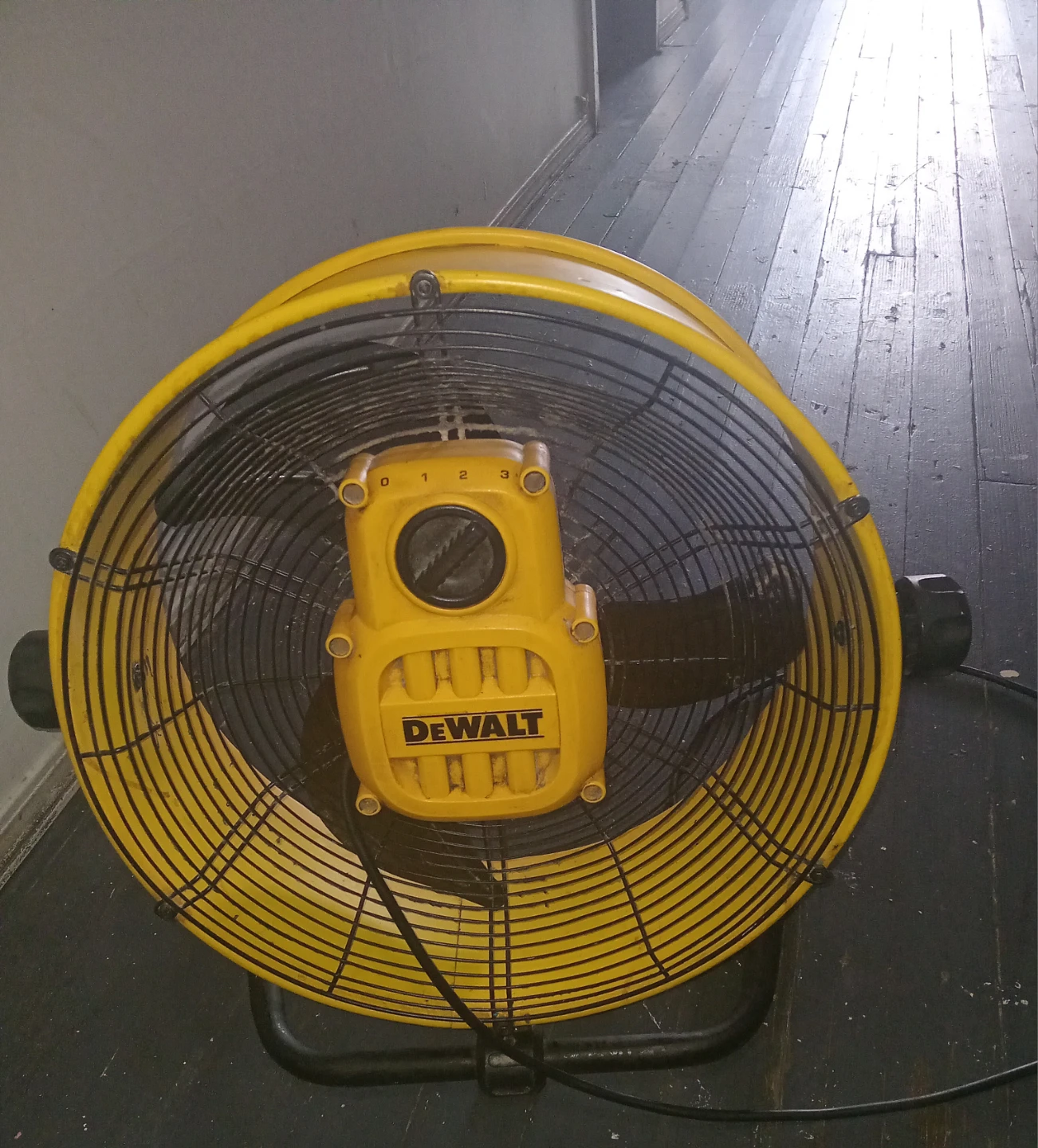DeWALT 18inch High Velocity Floor Fan industrial