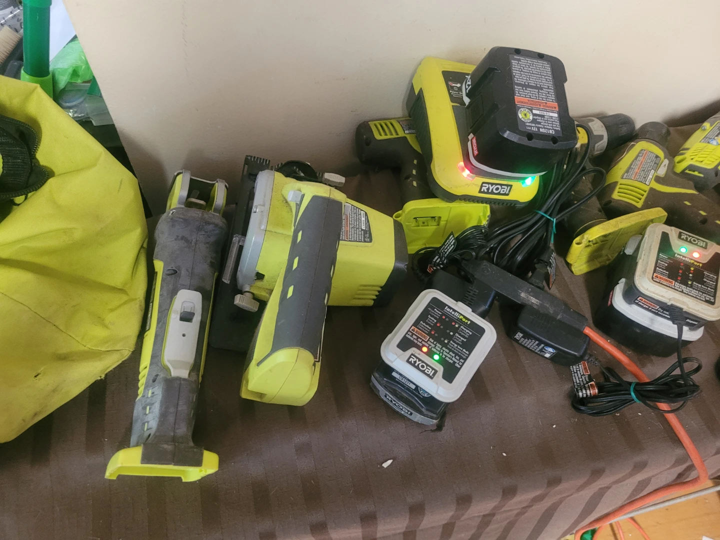 LOT RYOBI 12 V POWER TOOLS 4 DRILL 2 SAW 4 BATTERY  3 CHARHER - photo 5