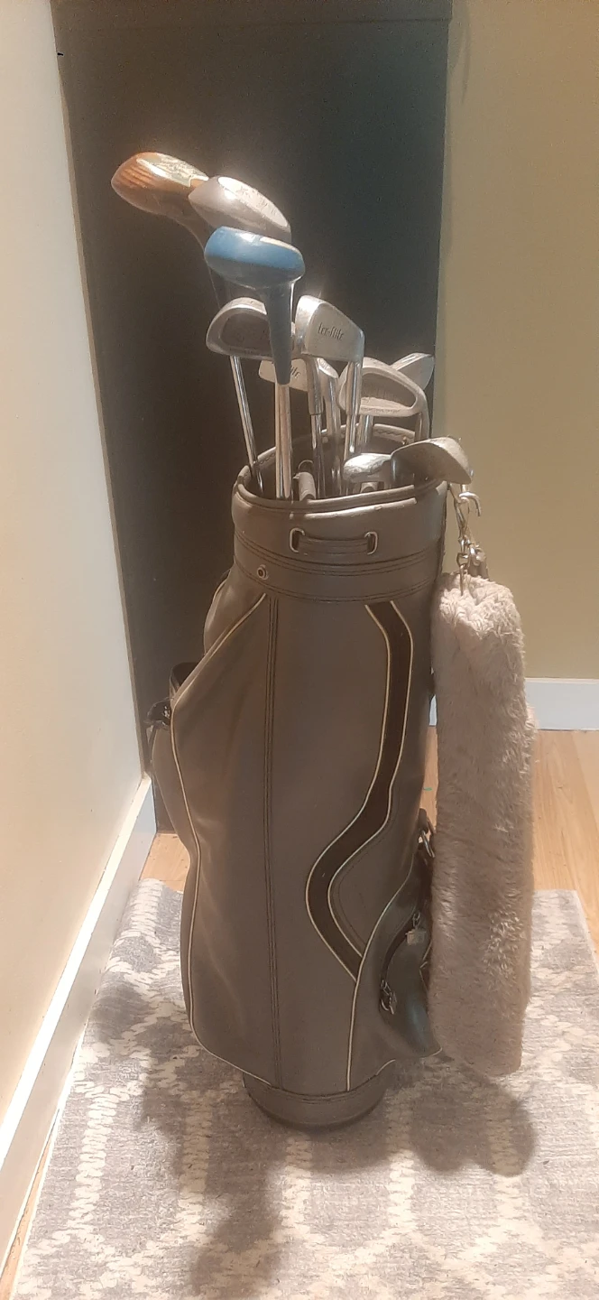 Set Of Men's Right Handed Golf Clubs & Bag