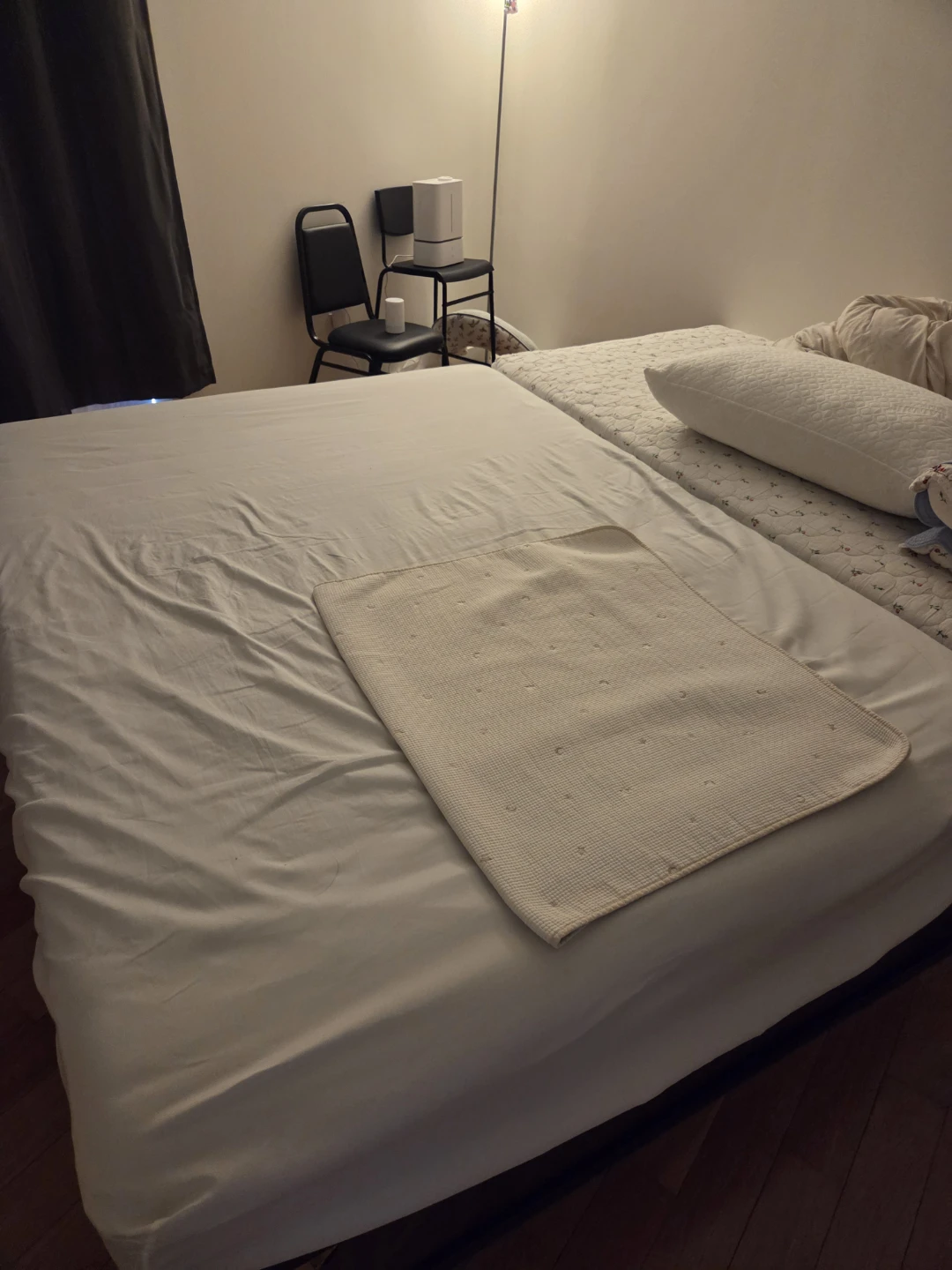 Like-new IKEA VALEVÅG Queen Pocket Spring Mattress w/ frame