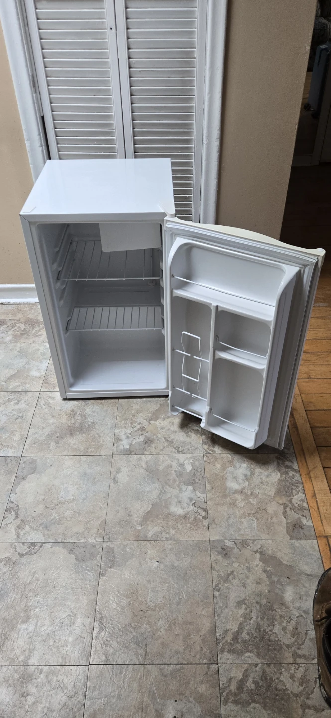 Magic Chef Mini Fridge - photo 3