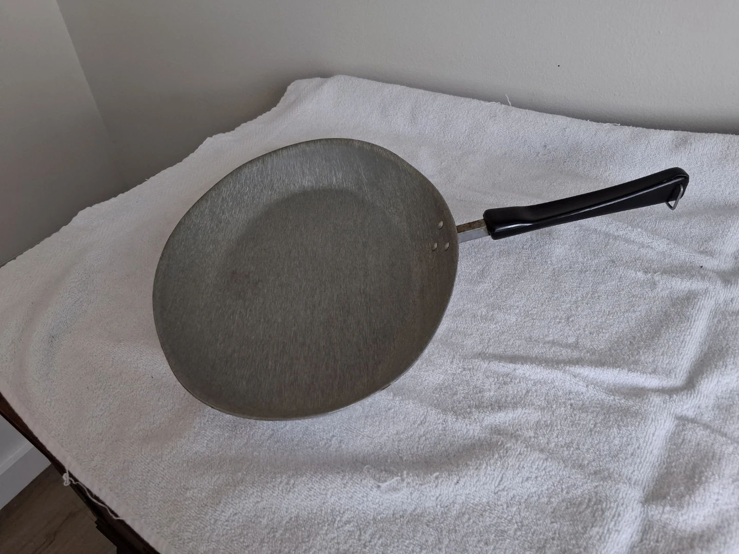 Aluminum  fish frying pan with black handle