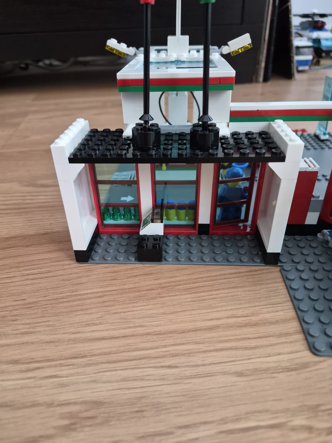 LEGO City Service Station - photo 3