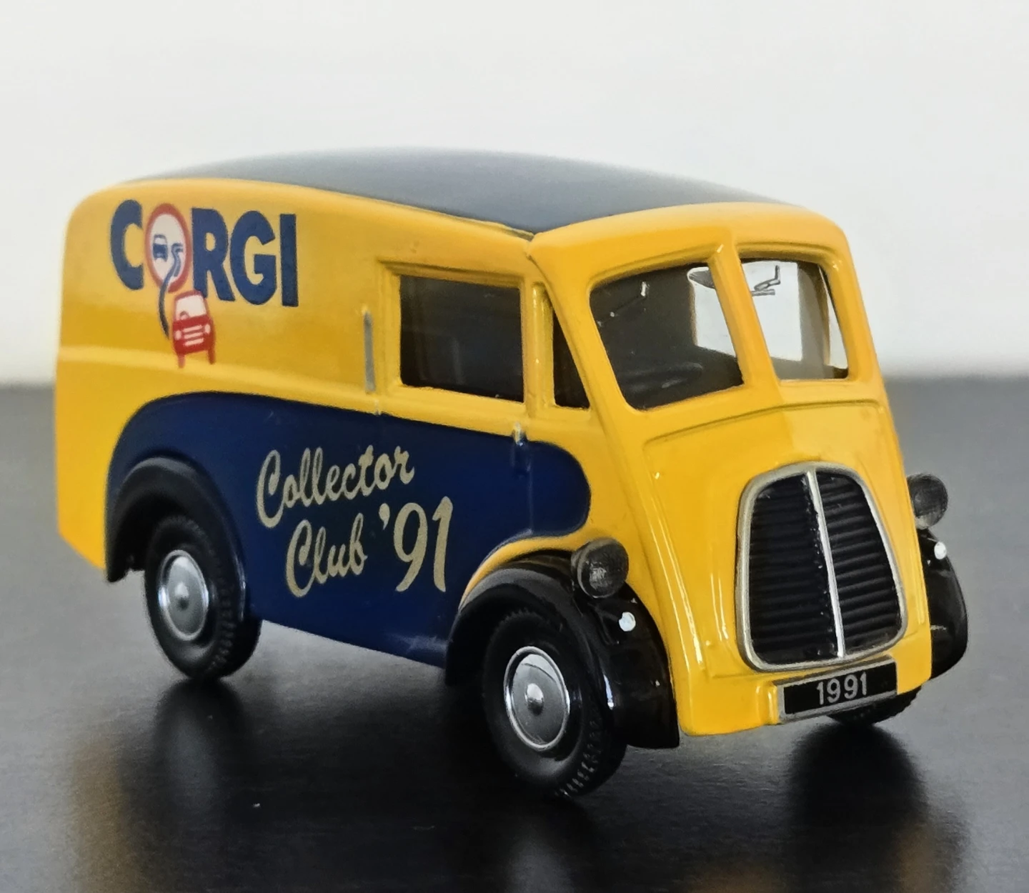 Corgi D983 Morris J Van 91Diecast 1:43 Scale NIB - photo 2