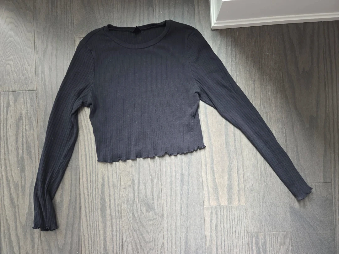 Bundle (4 tops, 1 dress) - photo 2