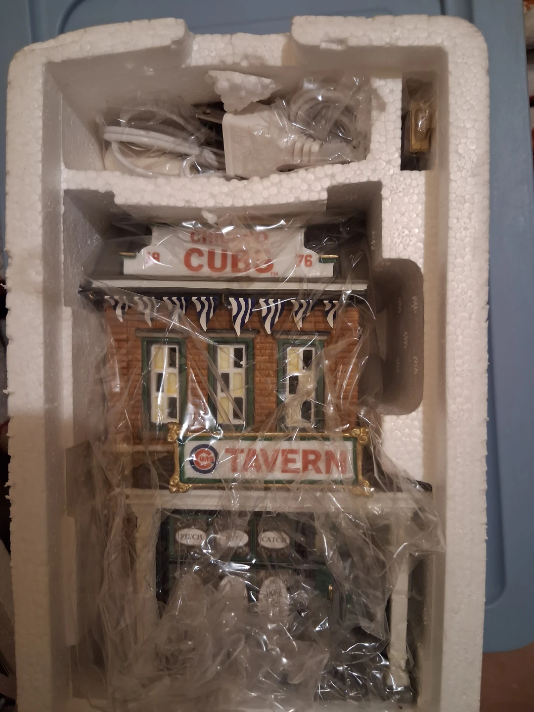 Department 56 Chicago Cubs Tavern Christmas in the City Series - photo 2