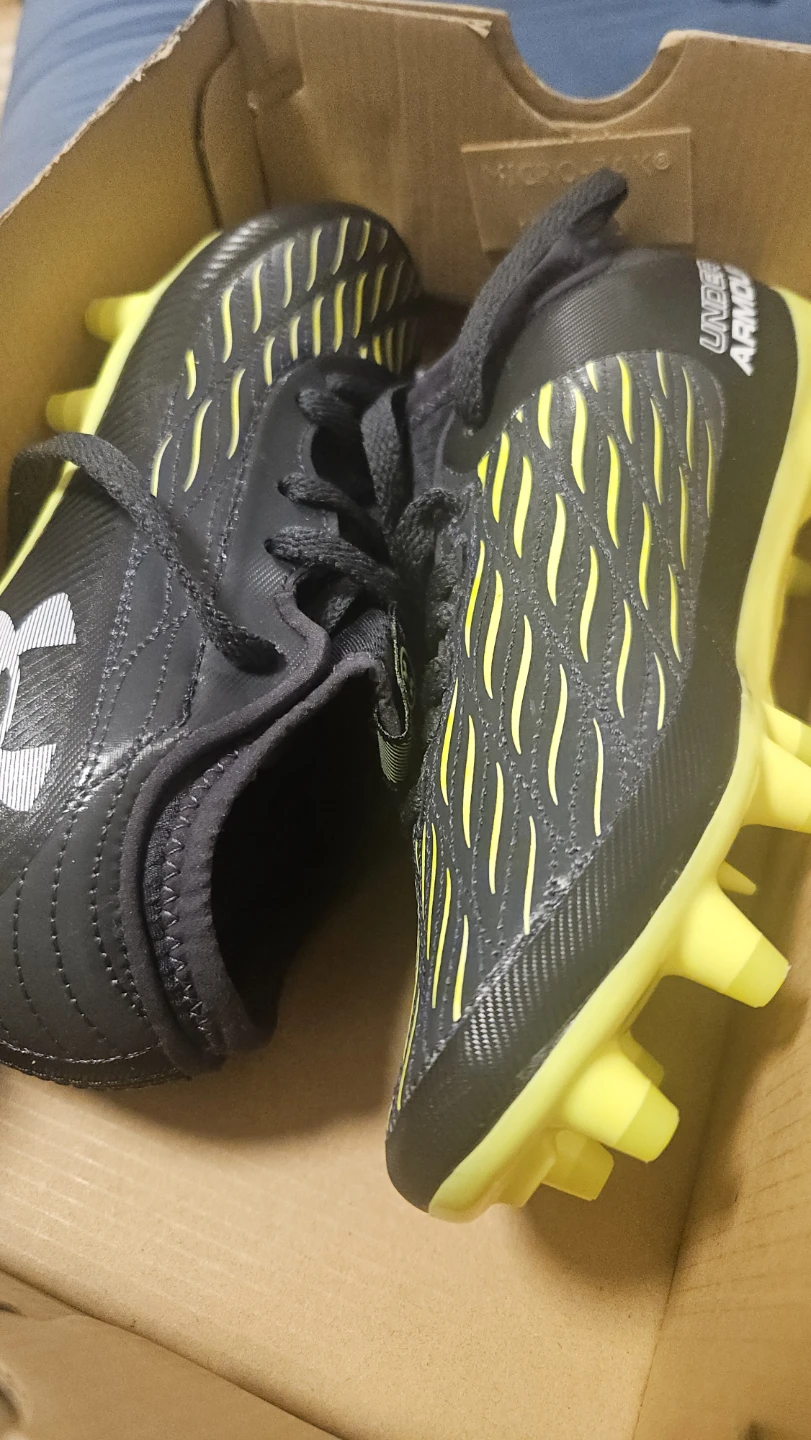 Brand New Under Armour Soccer Cleats SIZE 1 (Youth)