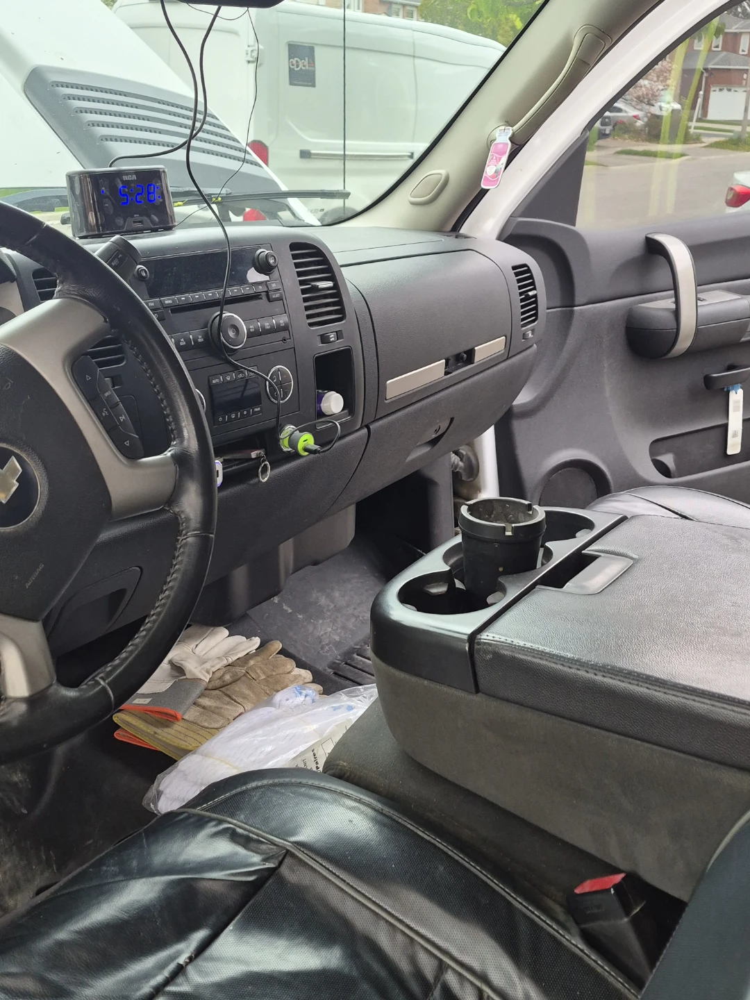 White Chevrolet Silverado 2500 HD Pickup Truck - photo 3
