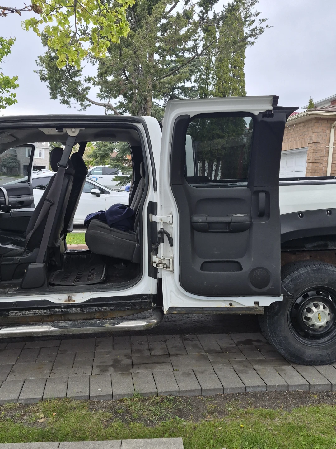 White Chevrolet Silverado 2500 HD Pickup Truck - photo 4
