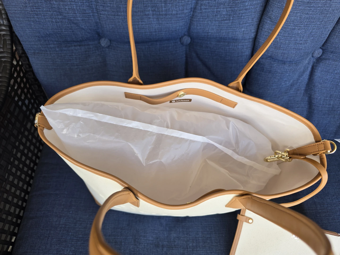 Lululemon Tote Bag with Pouch - worn once - photo 4