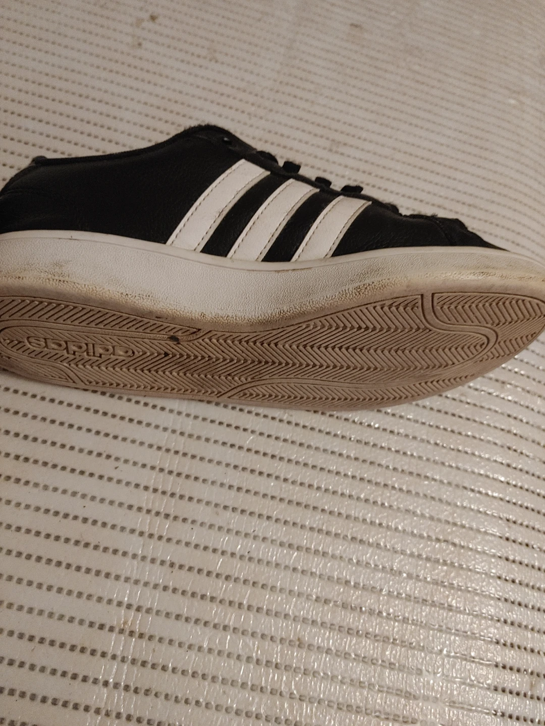 Adidas black and white sneakers size 7 - photo 2