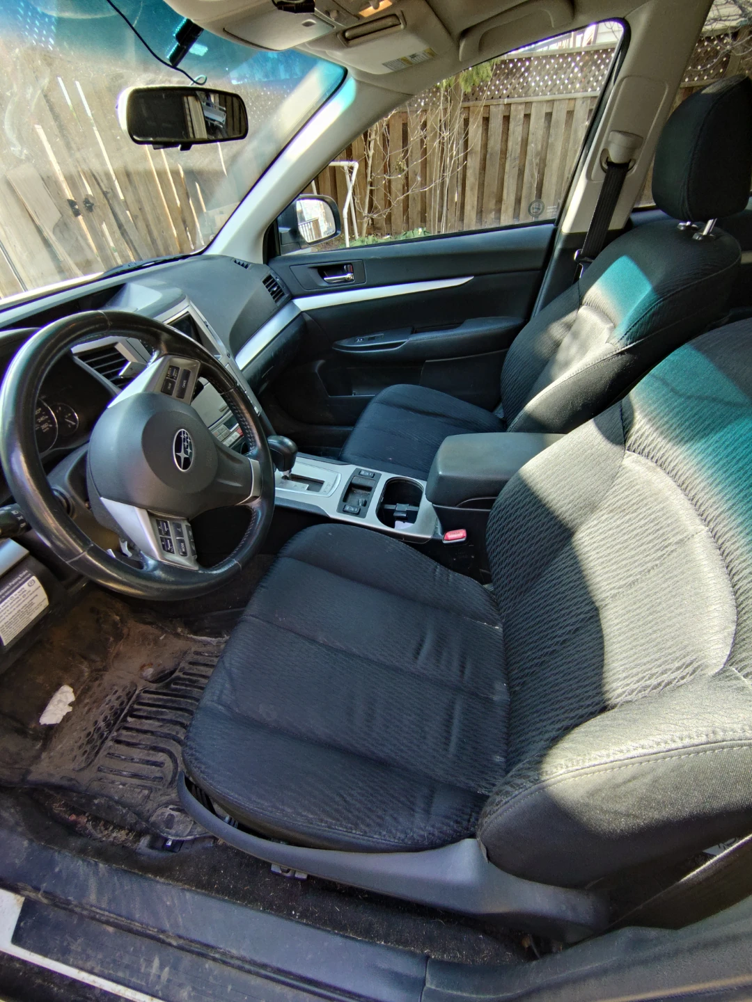 White Subaru Outback 2.5i - photo 4