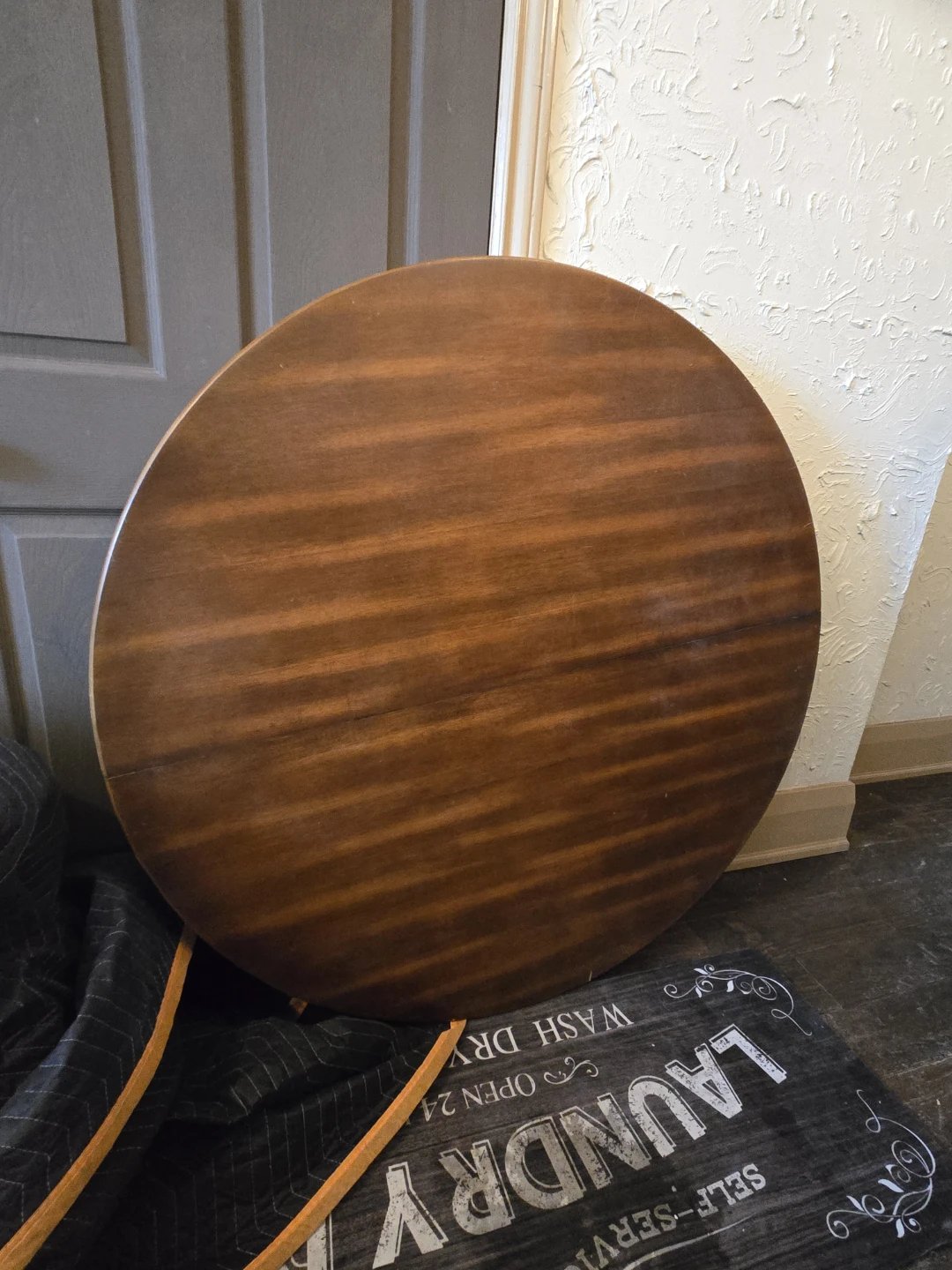 Round dining table w/leaf