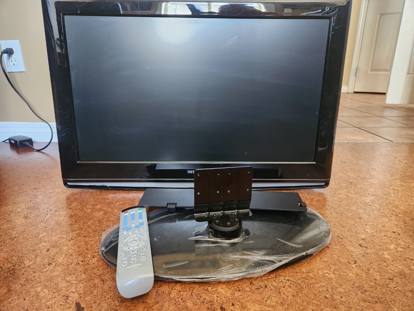 Insignia LCD Color TV & DVD Video Player - photo 2