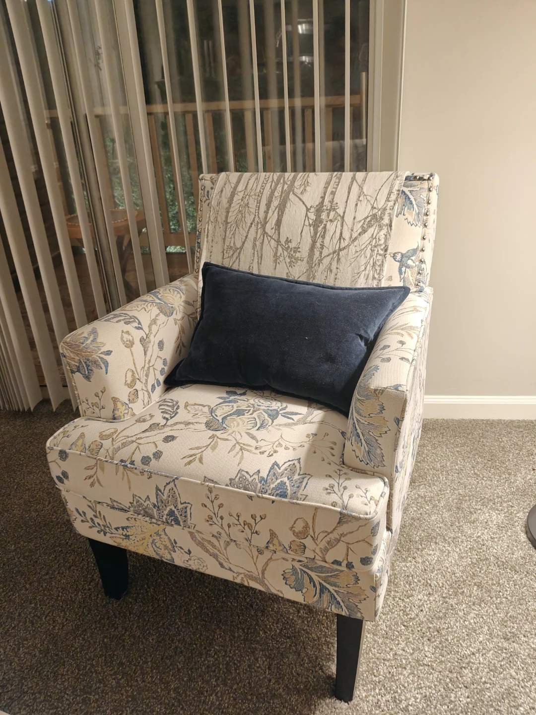 Elegant very good condition Armchair with Nail Head Trim (x 2) - photo 3