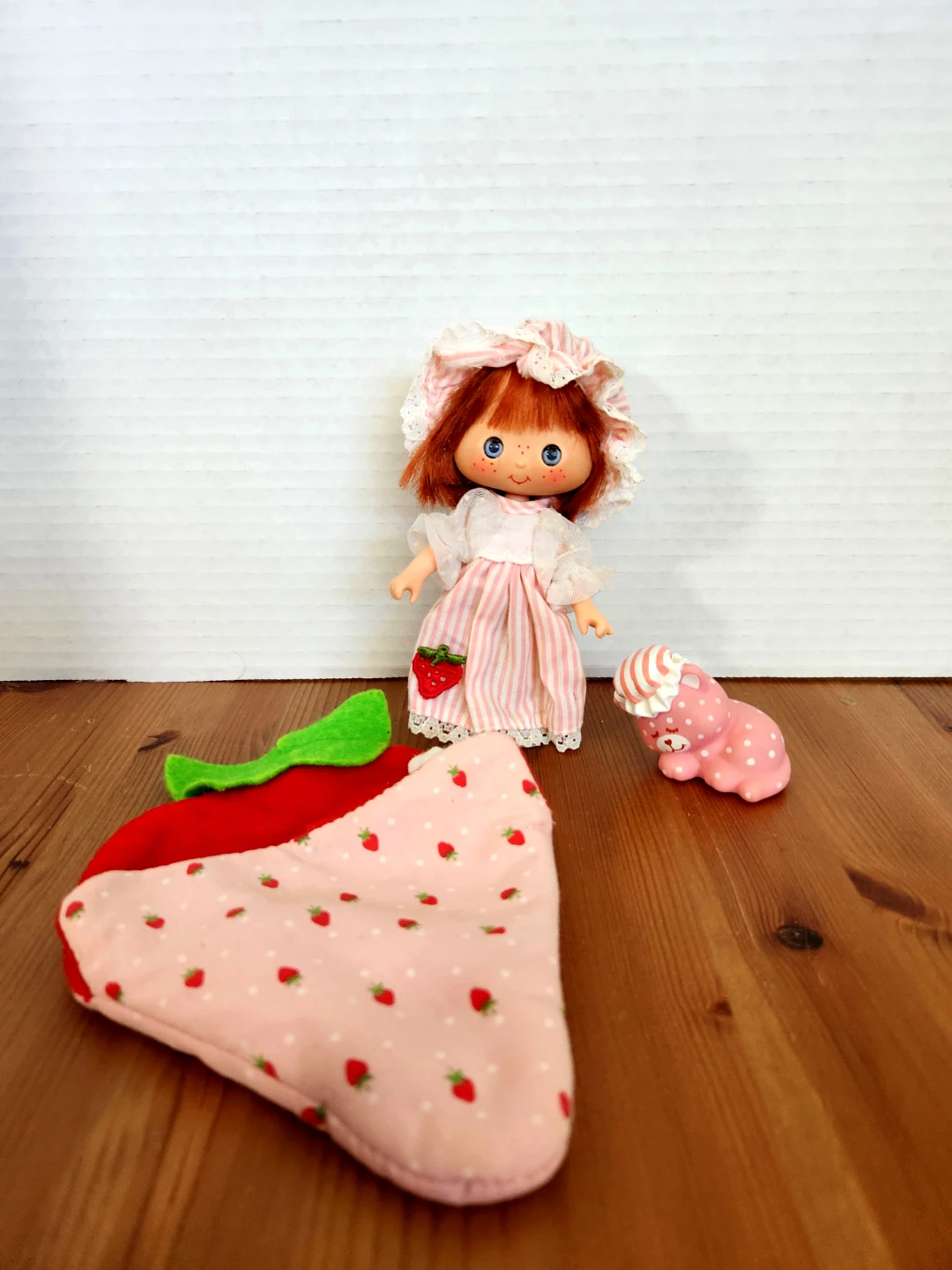 VINTAGE ~ 1980s Strawberry Shortcake Sleeper Doll with Pet