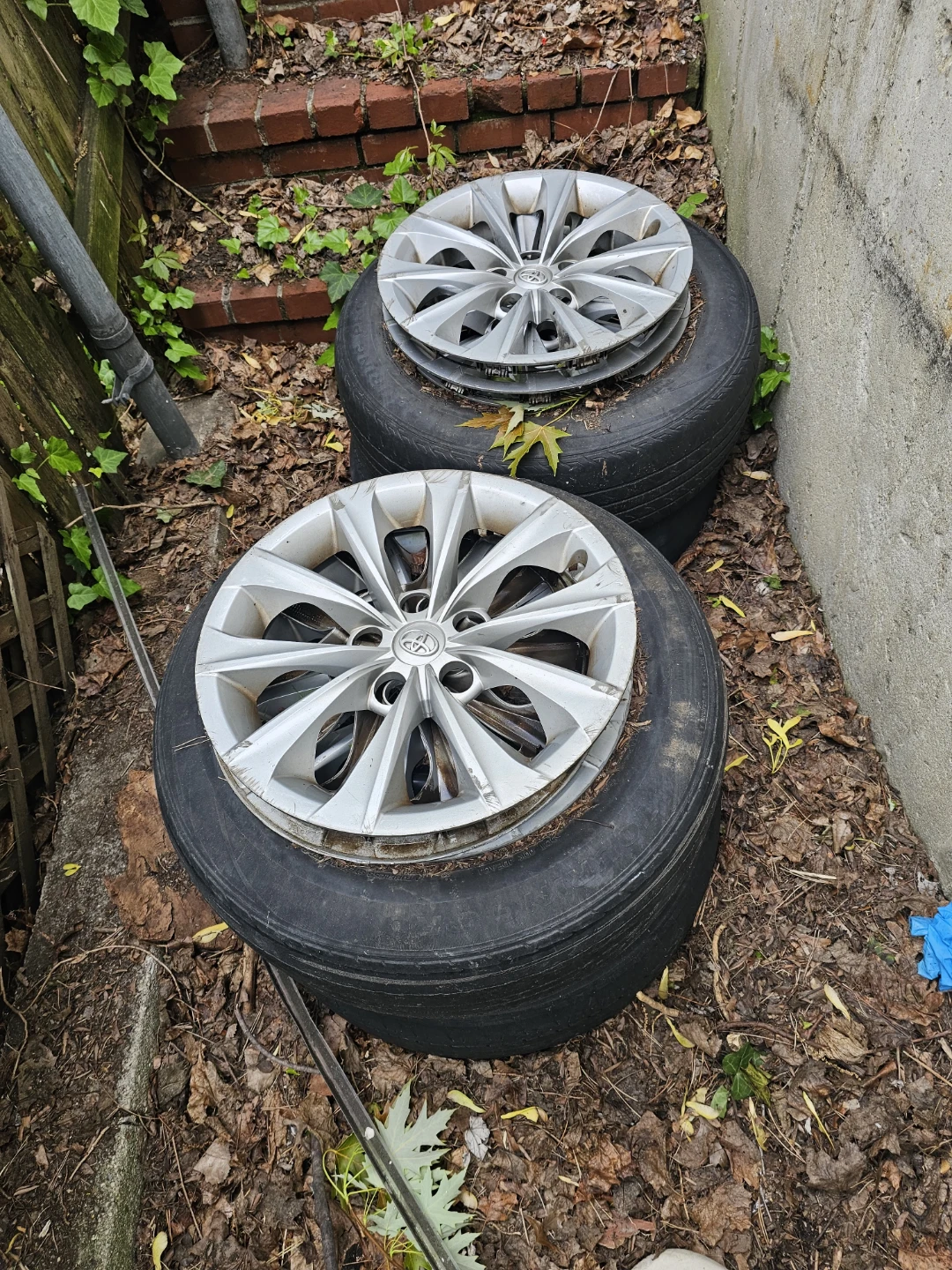 Set of 4 Toyota Camry Hubcaps - photo 3