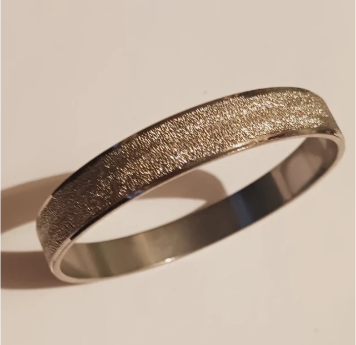 New !!  Silver Tone Sparkling Bangle Bracelet - photo 2