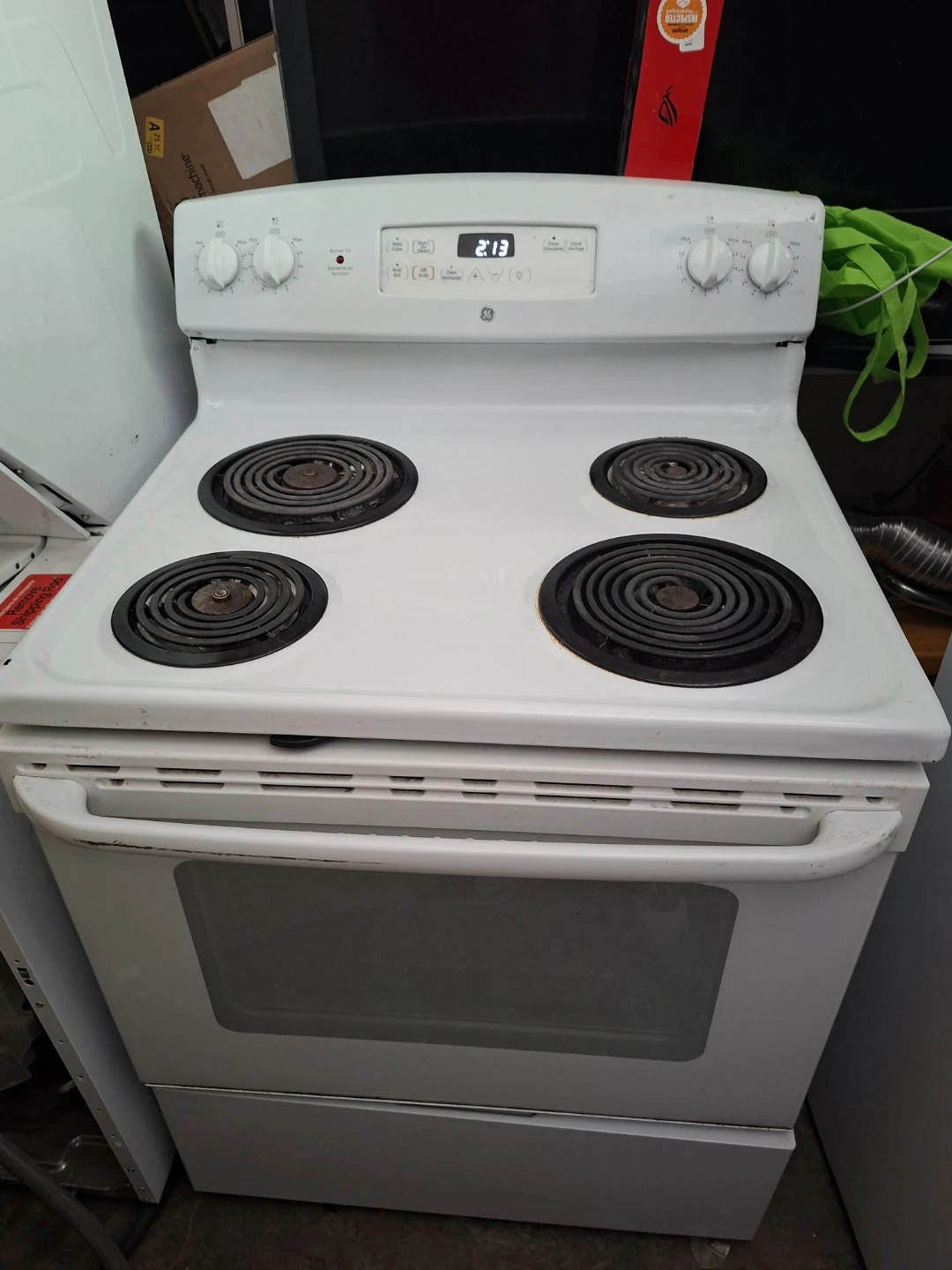 FREE DELIVERY!! Immaculate GE JCBP240DM1WW Stove/Oven $250