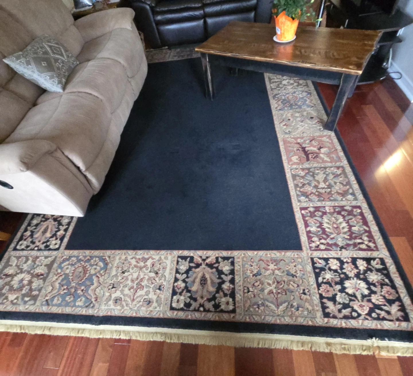 Area Rug with Decorative Border - photo 2