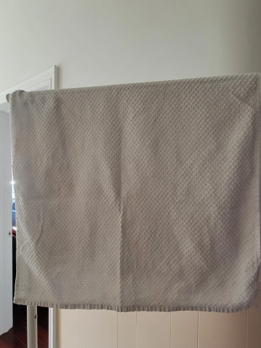 Bulk Bath Towels (22pcs) - Stained moving sale - photo 2